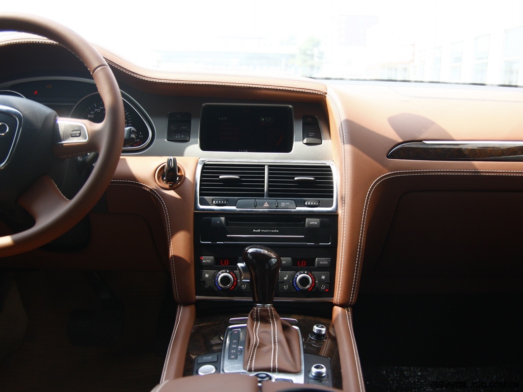 奥迪q7 中控方向盘第712张点击查看下一张清晰大图